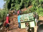 Tanah-longsor-yang-menutup-akses-ke-Kecamatan-Bonehau-dan-Kalumpang-Mamuju-Sulbar.jpg