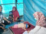 Tenaga-medis-saat-mengunjungi-dua-bocah-alami-lumpuh-di-Desa-Banatorejo.jpg