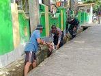 Tentara-Polisi-dan-masyarakat-kerja-bakti-di-desa-Tonyaman-Polman.jpg