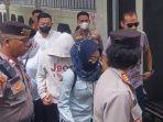 Terdakwa-anak-berinisial-AGH-15-menggunakan-baju-penutup-kepala-tampak-Pengadilan-Negeri-PN.jpg