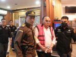 Tersangka-Ismail-Thomas-berjalan-menuju-mobil-tahanan-di-Gedung-Bundar-Jampidsus.jpg