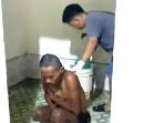 Tim-Dinsos-Mateng-saat-memandikan-pria-ODGJ-di-rumah-singgah-milik-Dinsos-Mateng.jpg