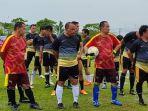 Tim-Dispora-Sulbar-saat-sebelum-bertanding-di-lapangan-sepak-bola-Pemprov-di-Jl-Abd.jpg