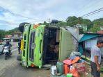 Truck10-roda-jenis-Hino-terbalik-dan-menimpa-satu-rumah-warga.jpg
