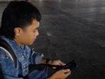 Warga-Irfandi-saat-akses-Internet-gratis-di-Anjung.jpg