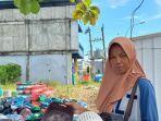 Warga-Kelurahan-Rimuku-Rohani-saat-membeli-peralatan-dapur-dengan-harga-Rp-20-rib.jpg
