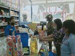 Warga-Mamasa-antre-beli-minyak-goreng-di-Indomaret.jpg