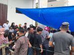 Warga-Mamuju-padati-pembagian-sapi-kurban-Presiden-Joko-Widodo-di-Masjid-Al-Ikhlas.jpg