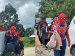 Warga-Polman-viral-karena-mengenakan-kostum-Spiderman-saat-memikul-seserahan-pengantin.jpg