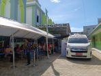 Warga-antre-mendapatkan-giliran-penukaran-uang-tunai-di-halaman-Masjid-Nurul-Muttahida.jpg