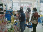 Warga-antrean-membeli-minyak-goreng-di-salah-satu-Indomaret-di-Mamasa.jpg