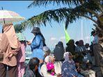 Warga-berada-di-pantai-bahari-Polman-untuk-menyaksikan-komba-segitiga-perahu-sandeq.jpg