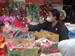 Warga-berburu-pernak-pernik-natal-di-toko-surya.jpg
