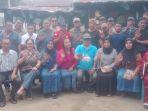 Warga-bersilaturahmi-di-kediaman-Bebas-Manggazali-di-Polman.jpg