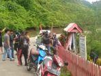 Warga-gelar-aksi-protes-di-depan-kantor-desa-tampak-kurra.jpg
