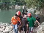 Warga-gotong-royong-membantu-pasien-naik-raki.jpg