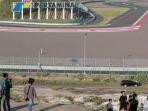 Warga-melihat-Pertamina-Mandalika-International-Street-Circuit-dari-Bukit-Seger-Kawasan-Ekon.jpg