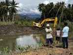 Warga-melihat-alat-berat-mengeruk-Sungai-Matakali-di-Ke.jpg