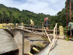Warga-melintas-di-atas-jembatan-daruat-ayng-dibuat-karena-Jembatan-asli-rusak-akibat-banjir.jpg