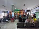 Warga-mengajukan-perkara-di-layanan-terpadu-satu-pintu-Kantor-Pengadilan-Agama-Polewali.jpg