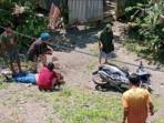 Warga-mengevakuasi-Hernayanti-pengendara-motor-NMAX-berwarna-abu-abu.jpg