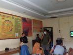 Warga-menuggu-di-ruang-pelayanan-pengurusan-SKCK-di-Mapolresta-Mamuju-Jl.jpg