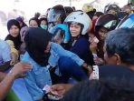 Warga-yang-berdesakan-mendapa.jpg