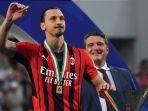 Zlatan-Ibrahimovic-memegang-cerutu-saat-merayakan-keberhasilan-AC-Milan.jpg
