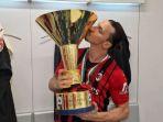 Zlatan-Ibrahimovic-pemain-AC-Milan-saat-mengangkat-piala.jpg