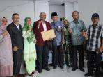 Zulfajri-Basri-Hasanuddin-saat-mendaftar-calon-rektor-Unsulbar-diteman-pejuang-pendiri-Unsulbar.jpg
