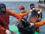 anggota-Basarnas-mengevakuasi-korban-kapal-tenggelam.jpg