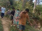 cara-dipikul-karena-kendaraan-tak-bisa-masuk.jpg
