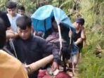 ditandu-sejauh-28-Km-ke-Puskesmas.jpg