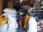 edagang-beras-di-Pasar-Mamasa-Sofian-saat-ditemui-di-Jalan-Ahmad-Yani.jpg