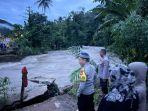 jembatan-penghubung-dua-desa-putus.jpg