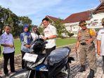 pejabat-Pemkab-Polman-saat-memberikan-hadiah-sepeda-motor-kepada-Rusmiati.jpg