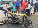 penampakan-motor-terbakar-di-depan-Pasar-Ikan-Wonomulyo-Polman.jpg