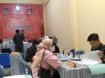 petugas-Bawaslu-Majene-sedang-melayani-pendaftar-Panwascam.jpg