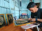 skandar-26-saat-mengukir-sketsa-wajah-pada-daun-kering.jpg