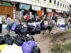 warga-dan-pemerintah-Kecamatan-Wonomulyo-gotong-royong-bersihkan-sampah.jpg