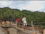 warga-melintas-menggunakan-jembatan-darurat-Jumat-2752022-sore.jpg
