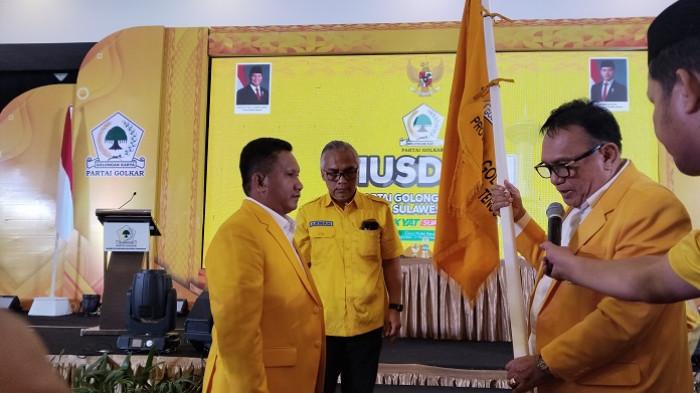 KETUA GOLKAR SULTRA - Bupati Muna Barat, La Ode Darwin terpilih secara aklamasi dalam Musyawarah Daerah (Musda) Partai Golkar Sulawesi Tenggara (Sultra) yang digelar disalah satu hotel di Kota Kendari, pada Minggu (2/11/2025). Salah seorang pimpinan sidang yakni Uking Jasa menyerahkan pataka kepada Ketua DPD Golkar Sultra yang baru La Ode Darwin. (Istimewa)
