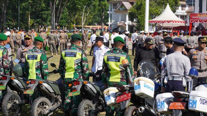 SIAGA BENCANA KONAWE - Bupati Konawe Yusran Akbar (PDH putih) bersama jajaran Forkopimda saat meninjau kendaraan bermotor dan seluruh fasilitas pendukung penanggulangan bencana alam dalam kondisi prima dan siap digunakan kapan saja. Pengecekan dilakukan usai apel kesiapsiagaan pasukan penanggulangan bencana alam di Lapangan Upacara Kantor Bupati Konawe, Jalan Inolobunggadue Kelurahan Puunaha Kecamatan Unaaha, Rabu (5/11/2025).
