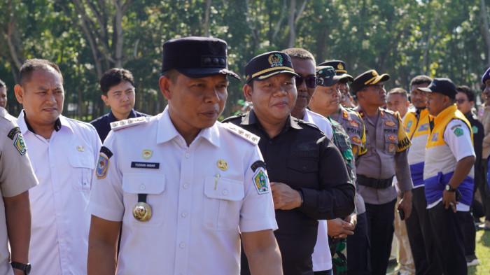 SIAGA BENCANA KONAWE - Bupati Konawe Yusran Akbar (PDH putih) bersama jajaran Forkopimda saat meninjau peralatan dan seluruh fasilitas pendukung penanggulangan bencana alam dalam kondisi prima dan siap digunakan kapan saja. Pengecekan usai apel kesiapsiagaan pasukan penanggulangan bencana alam di Lapangan Upacara Kantor Bupati Konawe, Jalan Inolobunggadue Kelurahan Puunaha Kecamatan Unaaha, Rabu (5/11/2025).
