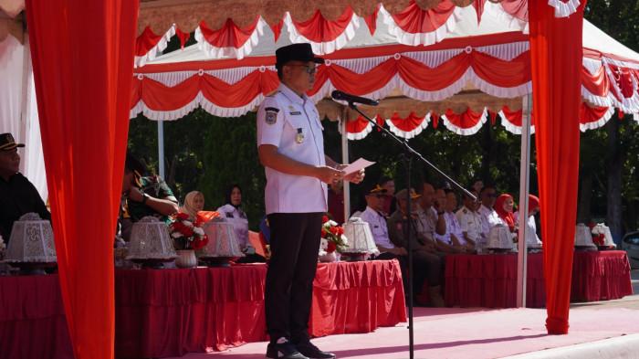 SIAGA BENCANA KONAWE - Bupati Konawe Yusran Akbar saat membuka apel kesiapsiagaan pasukan penanggulangan bencana alam di Lapangan Upacara Kantor Bupati Konawe, Jalan Inolobunggadue Kelurahan Puunaha Kecamatan Unaaha, Rabu (5/11/2025). Usai apel siaga, ia bersama jajaran Forkopimda meninjau peralatan dan seluruh fasilitas pendukung penanggulangan bencana alam.