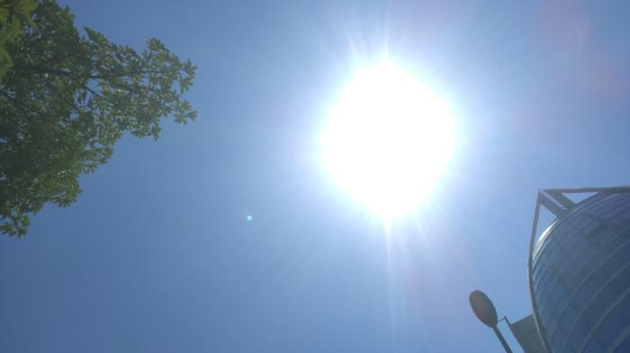 CUACA PANAS - Cuaca cerah di Kota Kendari Provinsi Sulawesi Tenggara (Sultra), saat diabadikan dari kawasan Citraland Kendari, Provinsi Sultra, Kamis (16/10/2025). BMKG memperkirakan cuaca cerah berawan seharian di wilayah Sultra hari ini.