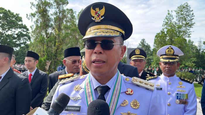 GUBERNUR SULTRA - Gubernur Sultra, Andi Sumangerukka saat diwawancara usai upacara peringatan hari pahlawan di Taman Makam Pahlawan Watubangga Kendari, Senin (10/11/2025). (Dok : Dewi Lestari)