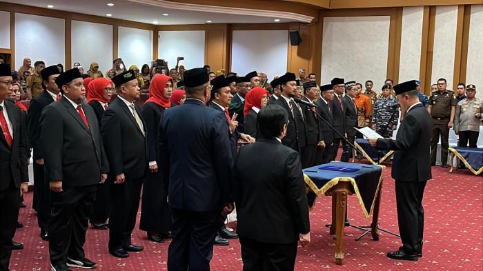 PELANTIKAN PEJABAT SULTRA - Gubernur Sulawesi Tenggara (Sultra) Andi Sumangerukka melantik dan mengambil sumpah jabatan pejabat Pemprov Sultra di Ruang Pola Kantor Gubernur, Kompleks Bumi Praja, Kelurahan Anduonohu, Kecamatan Poasia, Kota Kendari, Provinsi Sultra, Senin (19/01/2026) petang. Sebanyak 18 Jabatan Pimpinan Tinggi (JPT) Pratama atau Eselon II atau berganti, yakni kepala dinas (kadis), kepala badan (kaban), kepala biro (kabiro), hingga direktur rumah sakit (RS).(TribunnewsSultra.com/Dewi Lestari)