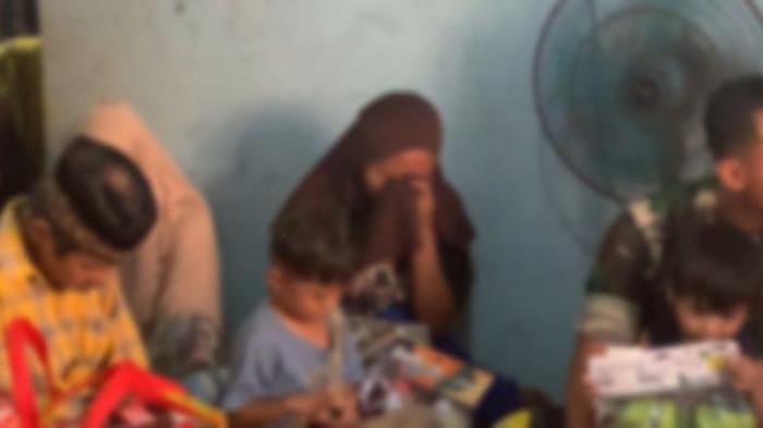 IBU KORBAN - Ibu Korban WK menangis saat mengutarakan isi hati untuk usut tuntas kasus yang menimpa anaknya ketika pemberian santunan di rumah duka, Kelurahan Waruruma, Kecamatan Kokalukuna, Kota Baubau, Sulawesi Tenggara (Sultra), Rabu (24/12/2025). Wanita inisial WK sebelumnya ditemukan tewas mengenaskan di bawah jembatan Permandian Kogawuna, Kelurahan Lakologou, Kecamatan Kokalukuna, pada Minggu (21/12/2025).
