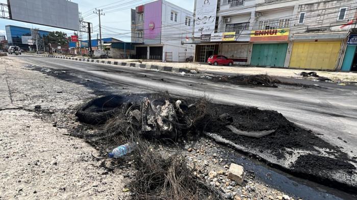 Jalan Ahmad Yani Wua-Wua Kendari Sudah Bisa Dilalui Kendaraan Usai Ricuh, Sisa Bakar Ban Dibersihkan